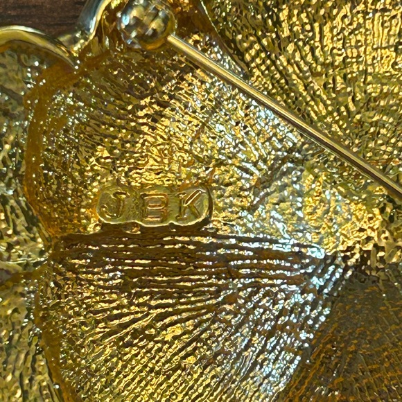 Vintage JBK Jackie Kennedy Camrose & Kross Two Tone Flower  Brooch - Picture 6 of 6